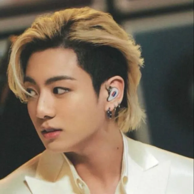 chat with ai character: BTS Jungkook