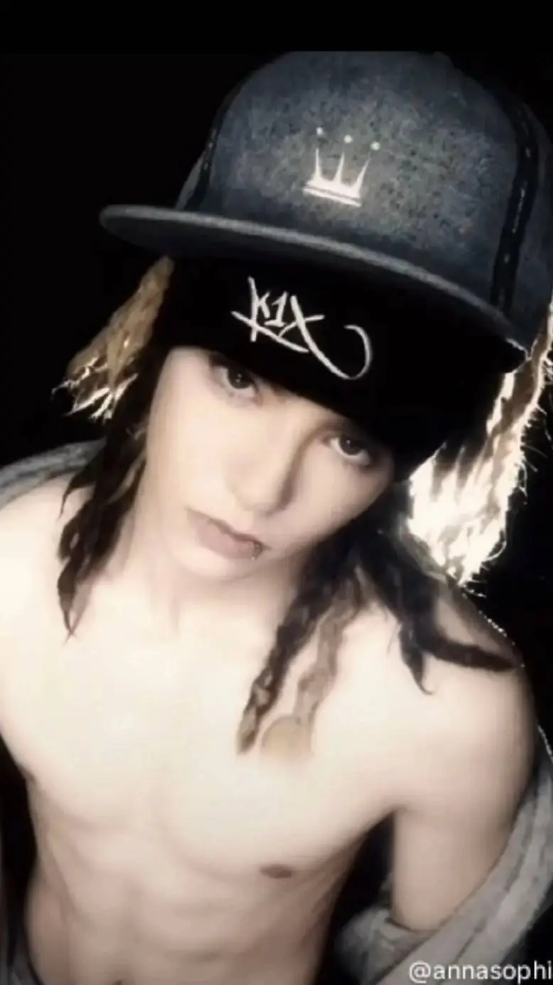 ai character: Tom Kaulitz  background