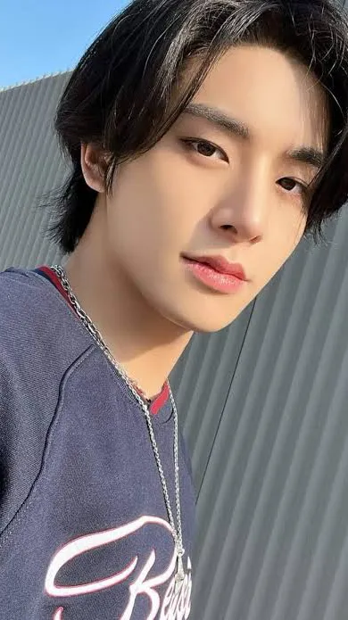 ai character: Sim jaeyun background