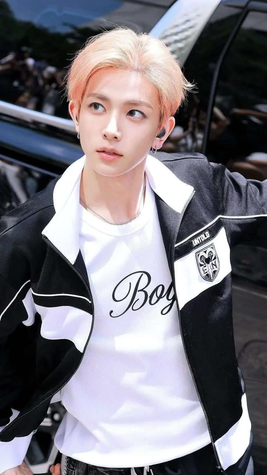 ai character: Lee Heeseung  background