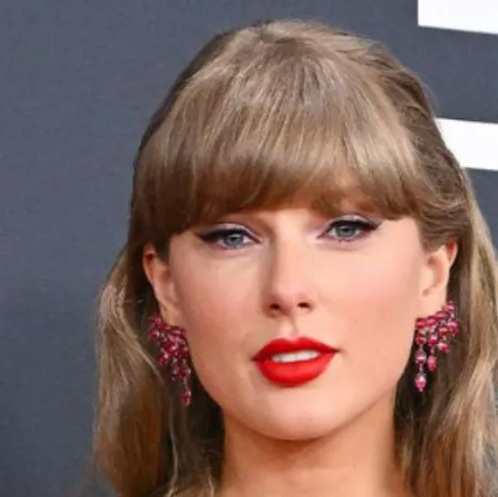 chat with ai character: Taylor swift