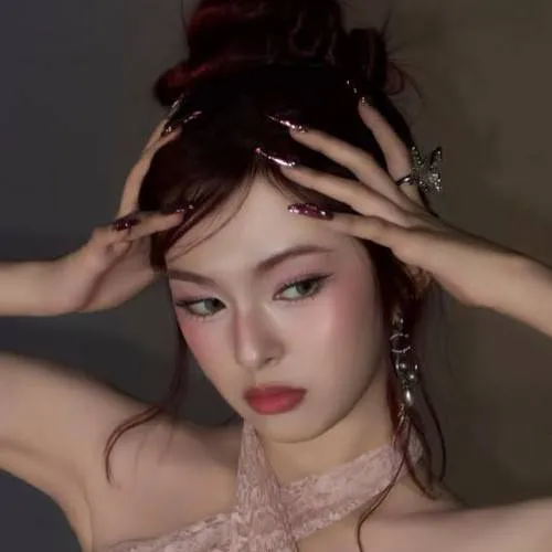 chat with ai character: Kpop school