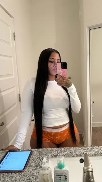 ai character: Zoey background