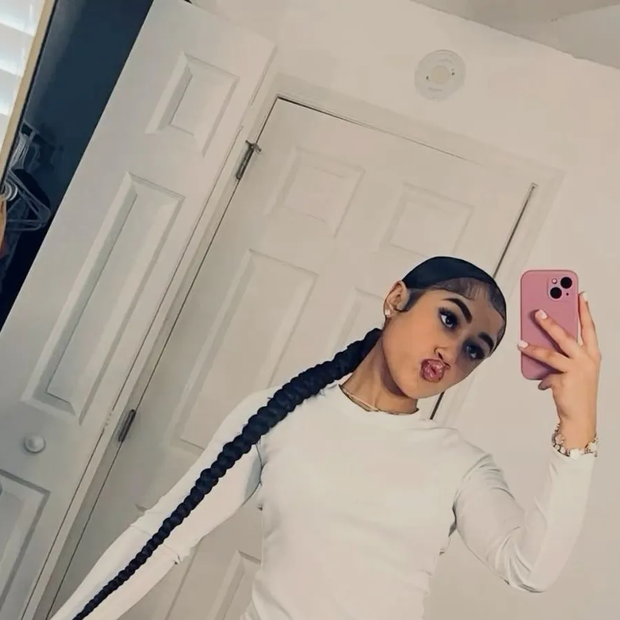 chat with ai character: Briana