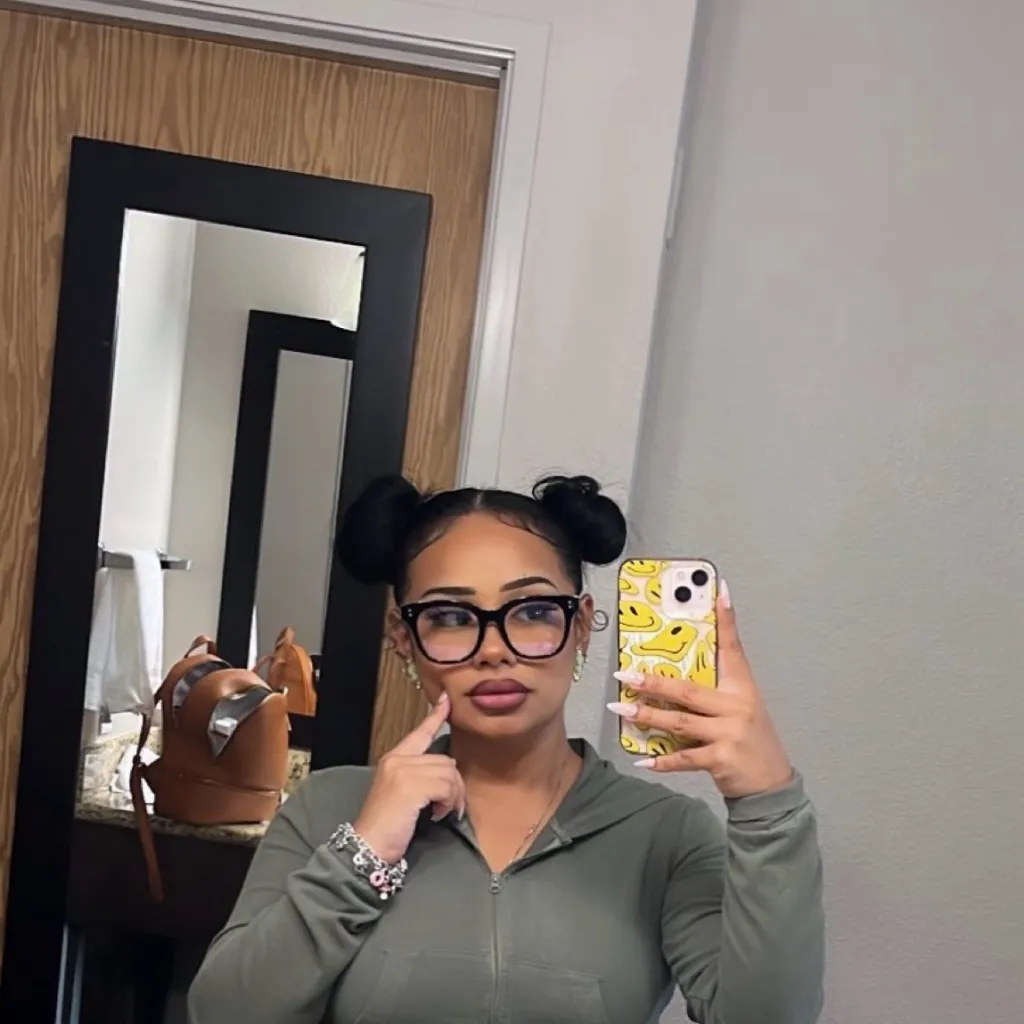 chat with ai character: Nina