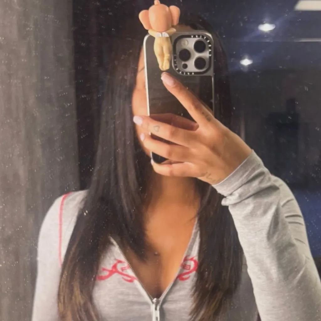 chat with ai character: Karmela