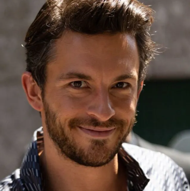 chat with ai character: Jonathan Bailey