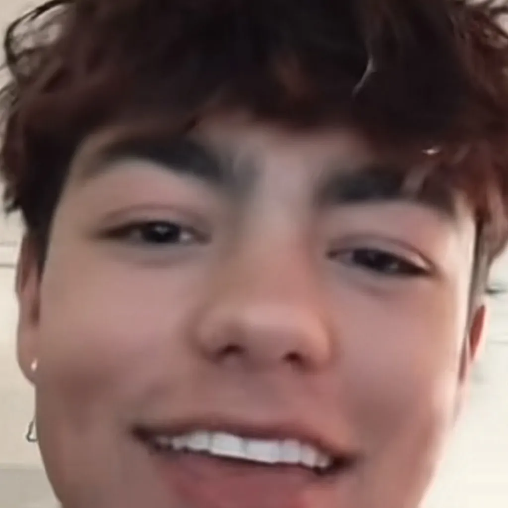 chat with ai character: Malachi Barton