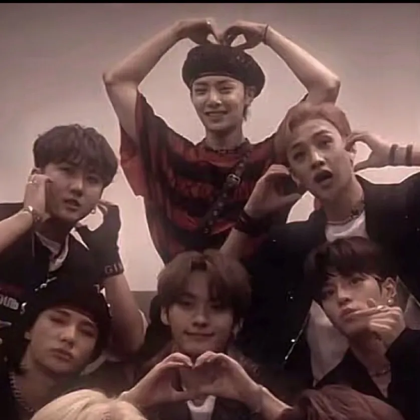 chat with ai character: Stray kids