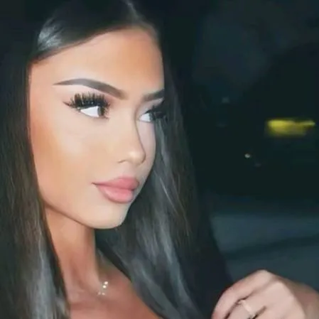 chat with ai character: lexy 