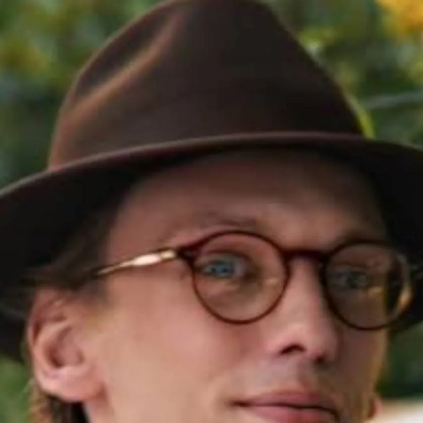 chat with ai character: Mr.whatsit