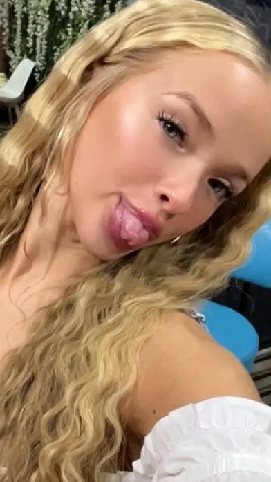 ai character: Julia Filippo  background