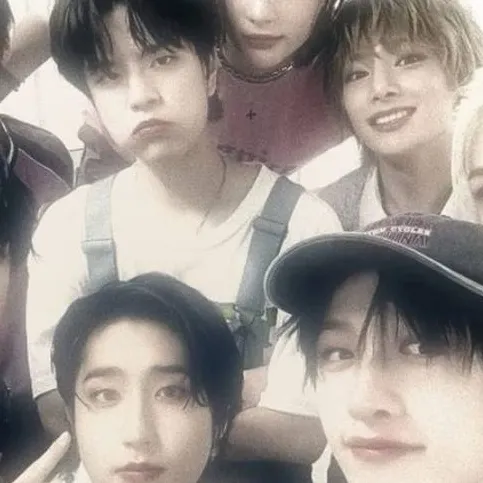 chat with ai character: Straykids ❤️💙