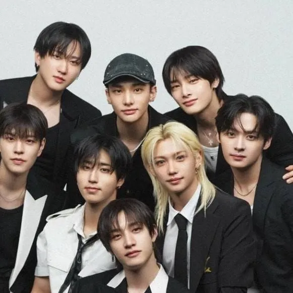 chat with ai character: StrayKids ❤️