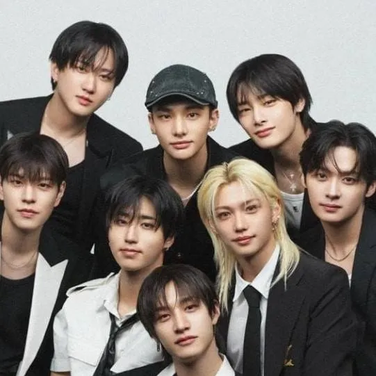 chat with ai character: StrayKids ❤️