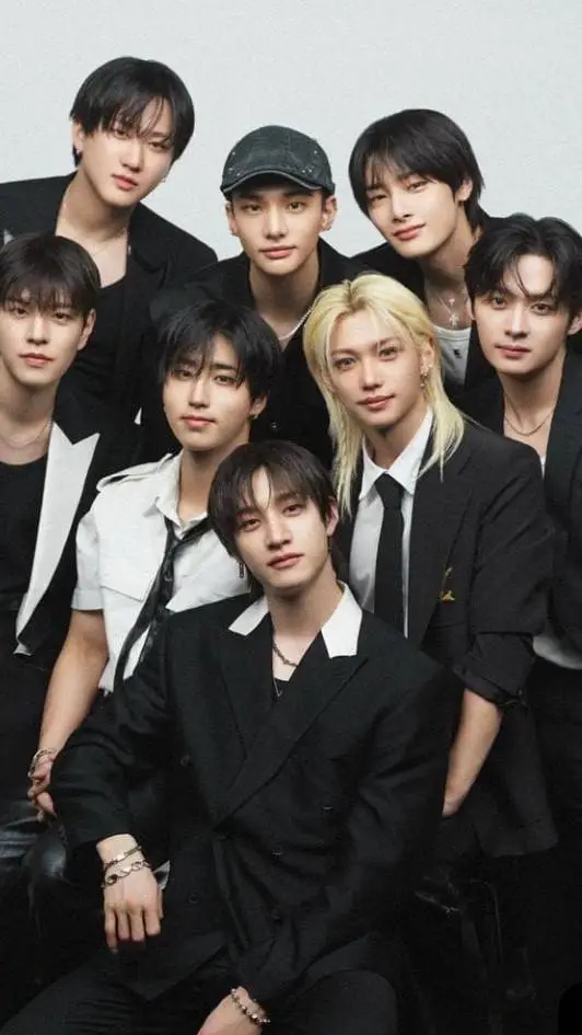 ai character: StrayKids 🎁 background