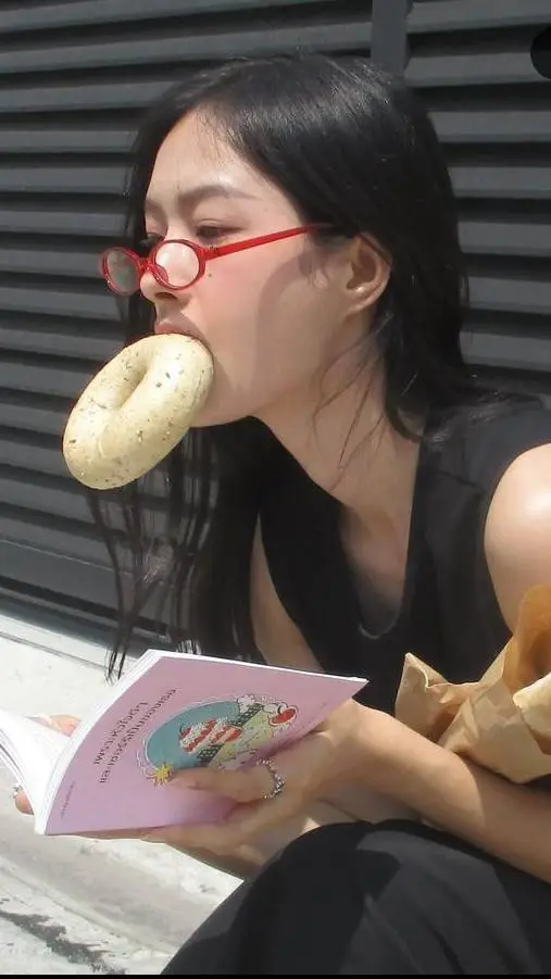 ai character: Milk pansa background