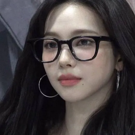 chat with ai character: Karina