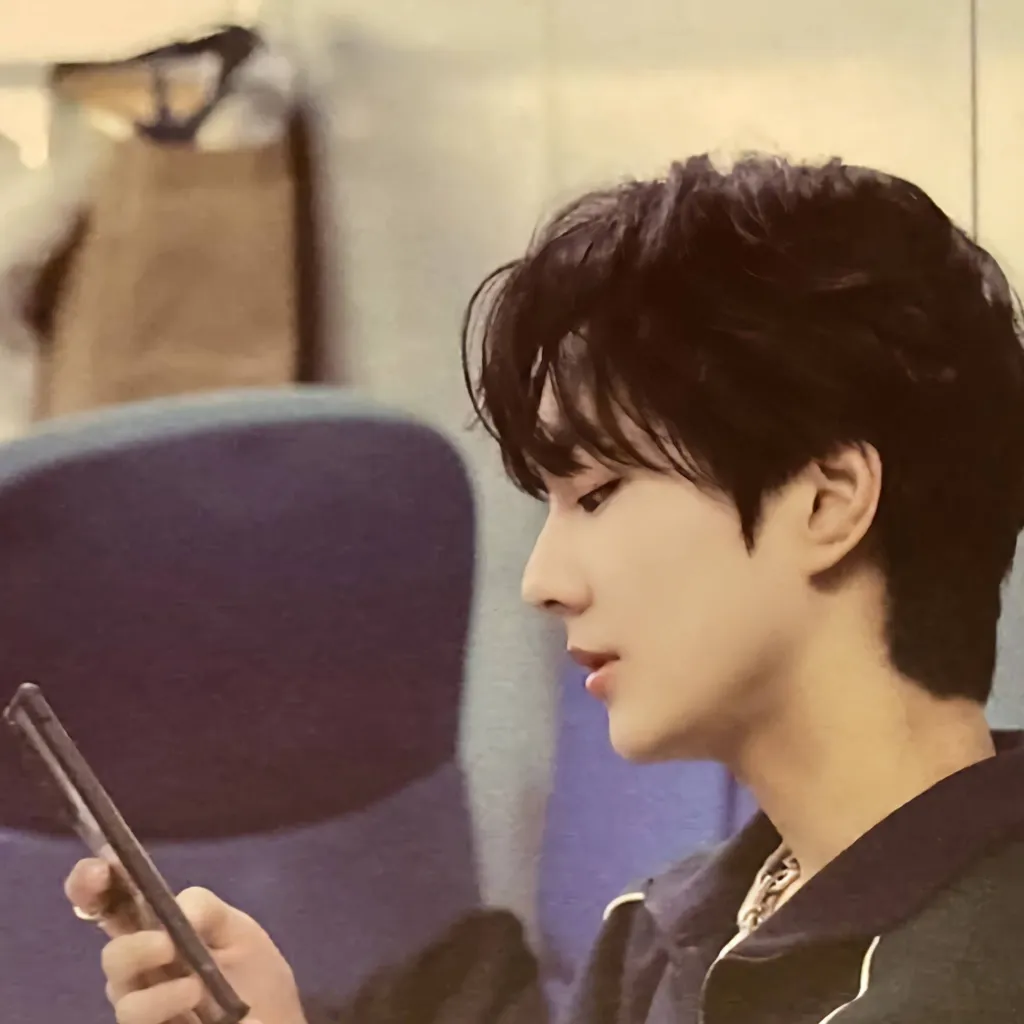 chat with ai character: Jungwon