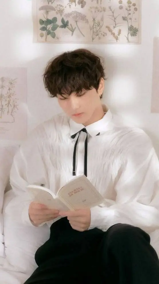 ai character: 🕯📖🖋Jungwon🎧🎼🎻 background