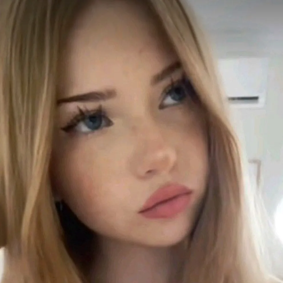 chat with ai character: Elena🥰🌸