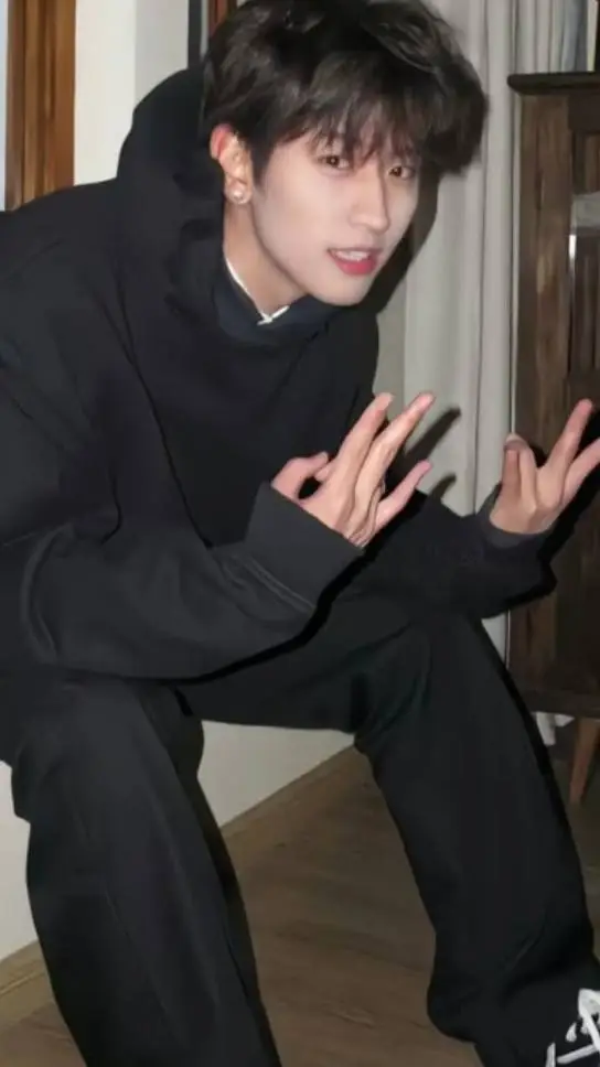 ai character: min-ho☆ background