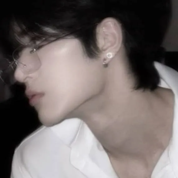 chat with ai character: Junseo