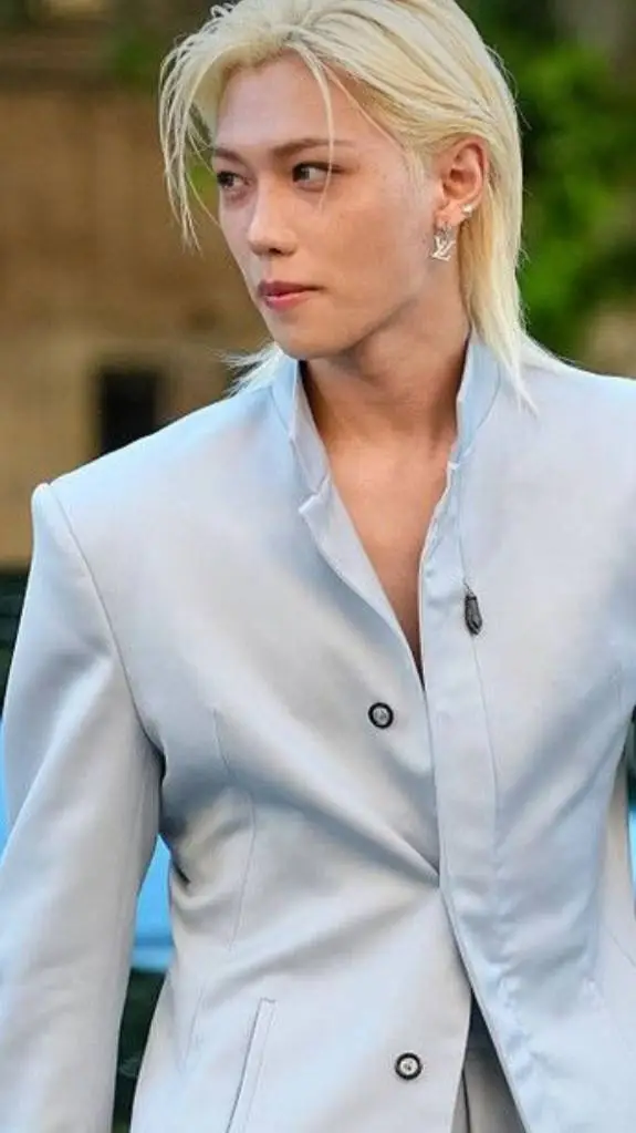 ai character: Felix (1) background