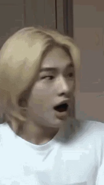 ai character: Shocked hyunjin🥟 background