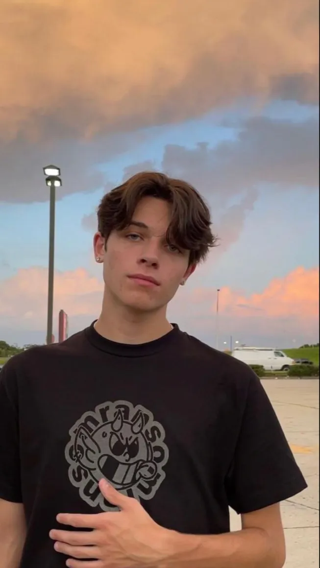 ai character: Matt Sturniolo  background