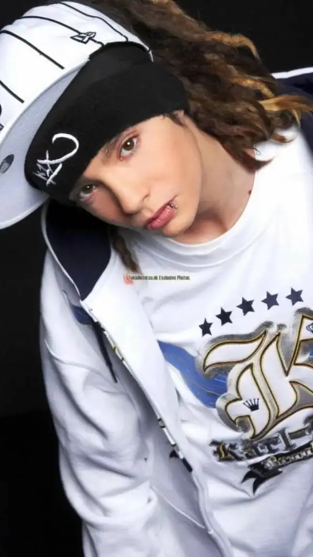 ai character: tom kaulitz background