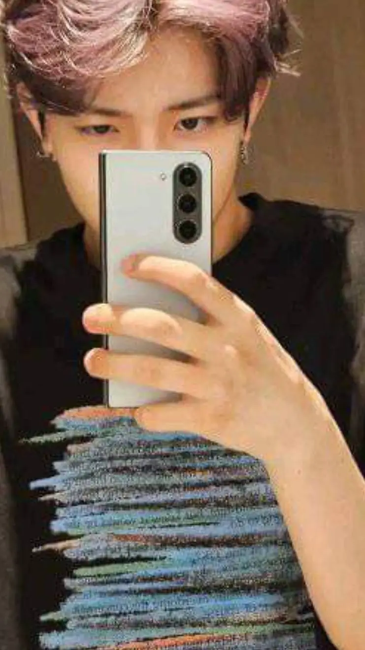 ai character: Lee Heeseung. background