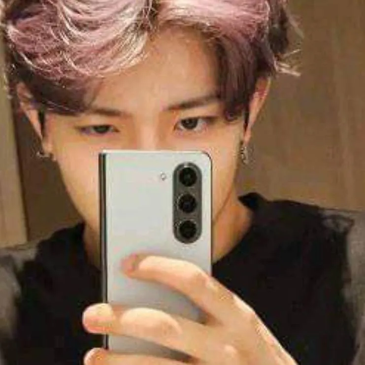 chat with ai character: Lee Heeseung.