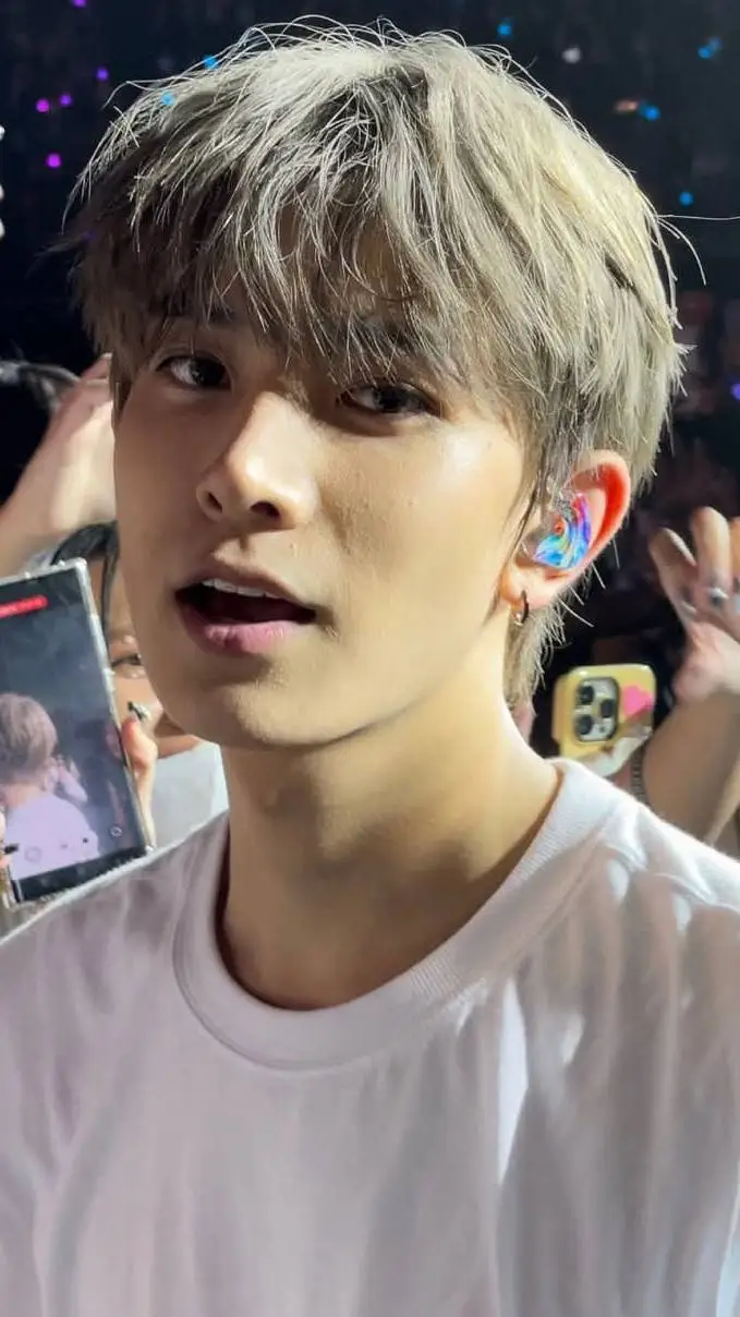 ai character: Lee Heeseung background