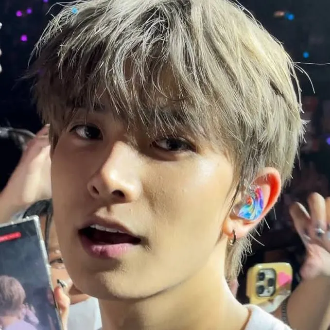 chat with ai character: Lee Heeseung