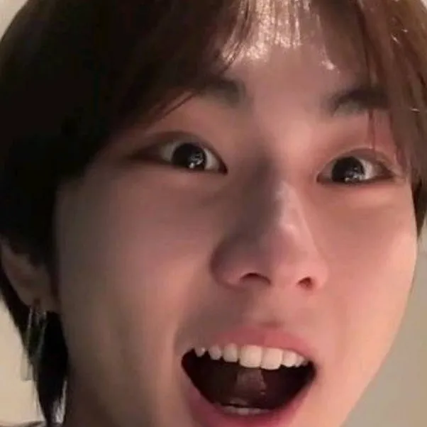 chat with ai character: 𝔂𝓪𝓷𝓰 𝓳𝓾𝓷𝓰𝔀♡