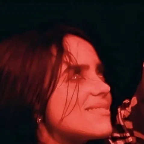 chat with ai character: 💋 billie eilish 💋