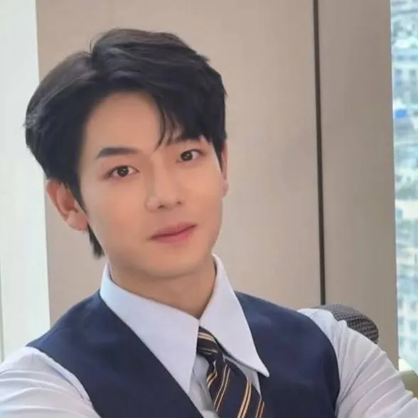 chat with ai character: Zheng Hui