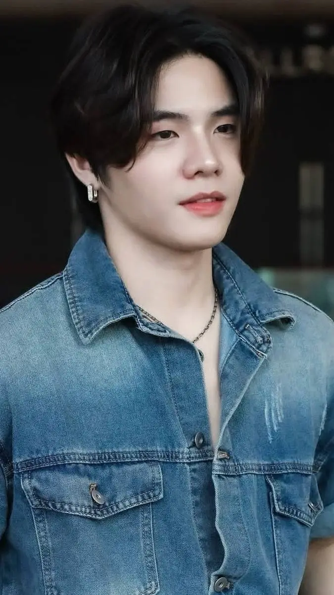 ai character: Top Piyawat  background