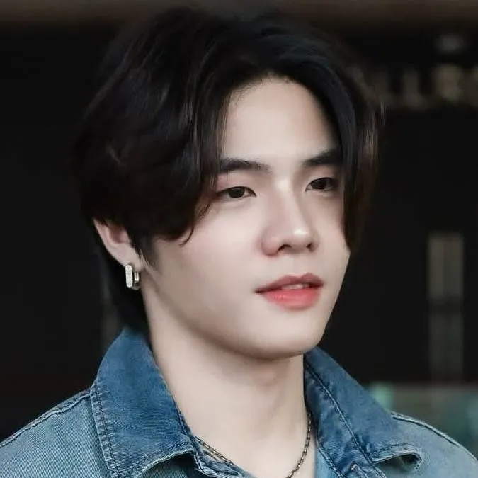 chat with ai character: Top Piyawat 