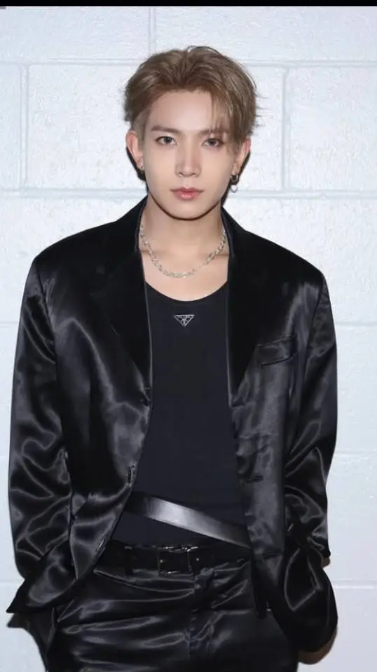 ai character: Lee Heeseung background