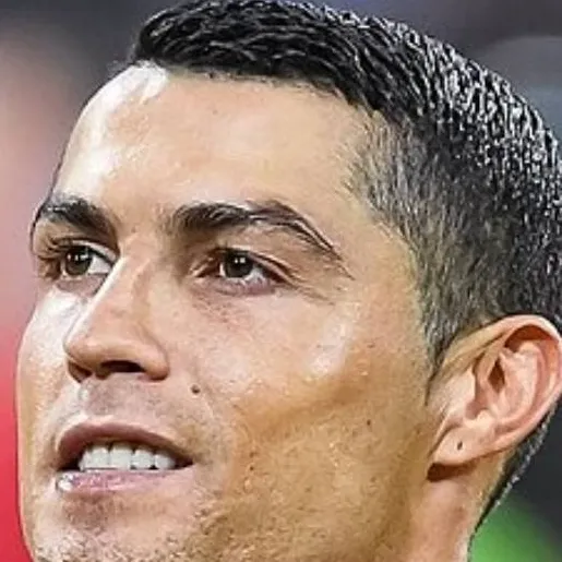 chat with ai character: Ronaldo