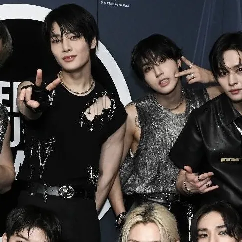 chat with ai character: skz band rehersal