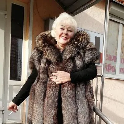 chat with ai character: Russian aunt