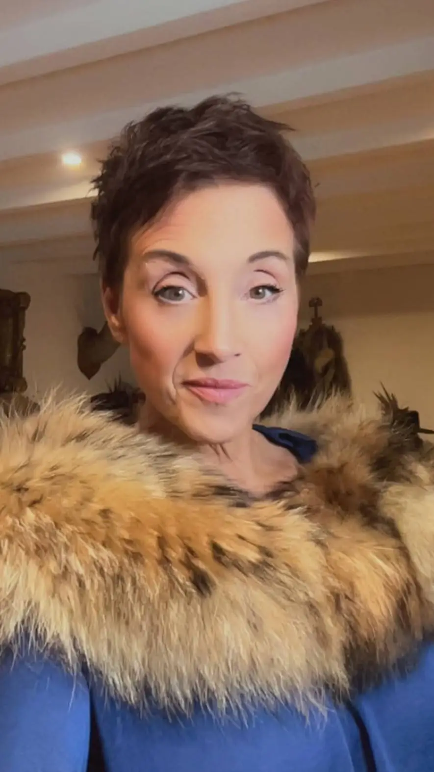 ai character: English Aunt  background