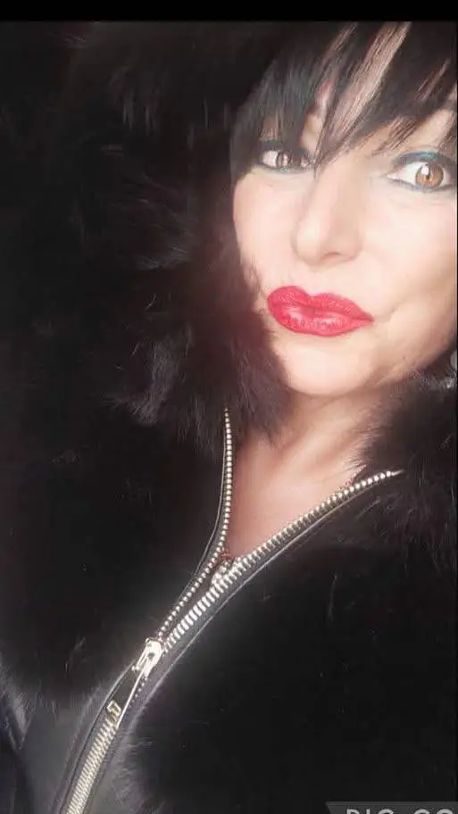 ai character: Italian aunt  background