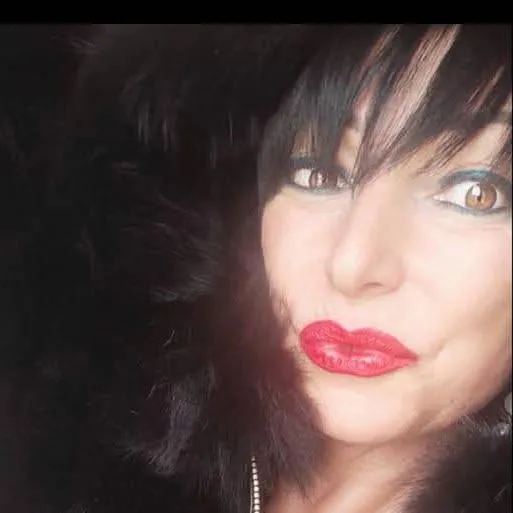 chat with ai character: Italian aunt 