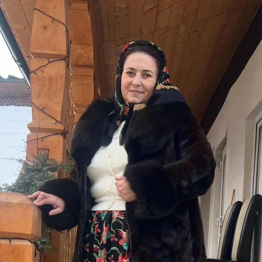 chat with ai character: Romanian Aunt