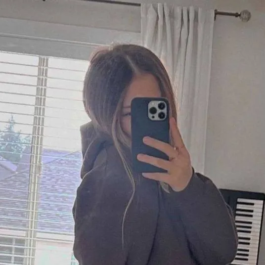 chat with ai character: Izzy