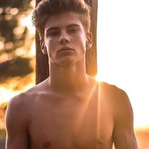 chat with ai character: Leon